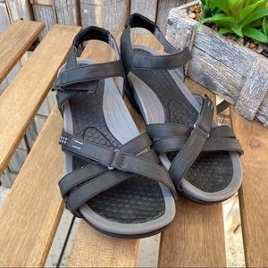 bare traps danny sandals